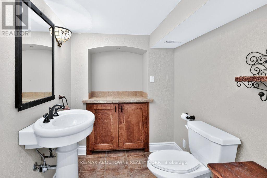 












324 OAKRIDGE COURT

,
Oakville (RO River Oaks),




Ontario
L6H5T9

