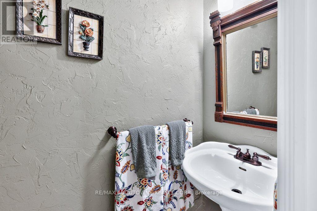 












324 OAKRIDGE COURT

,
Oakville (RO River Oaks),




Ontario
L6H5T9

