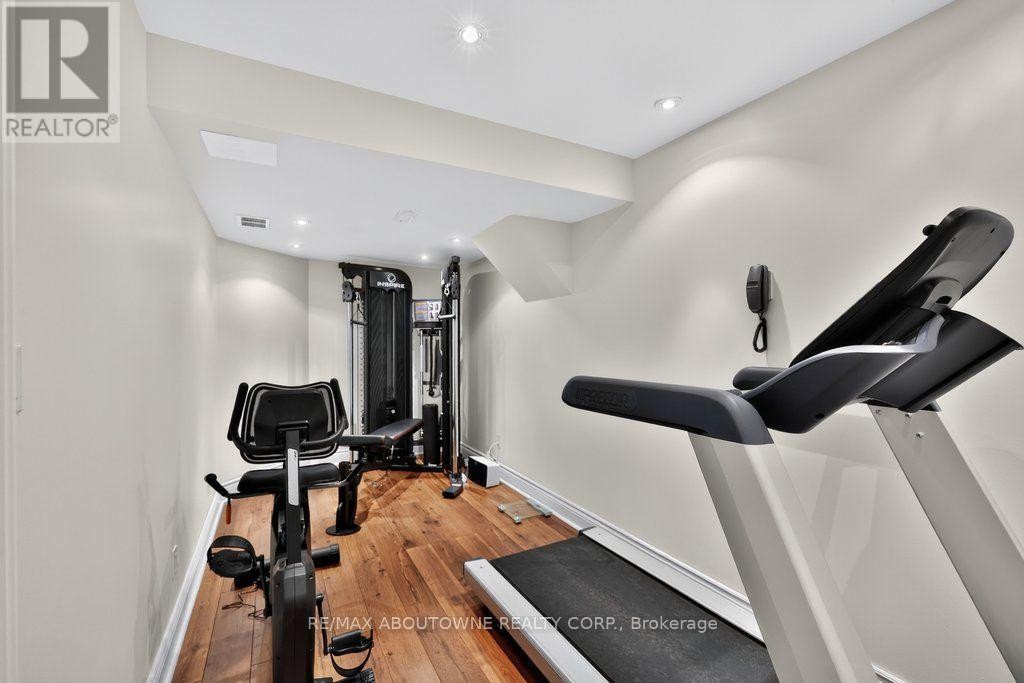 












324 OAKRIDGE COURT

,
Oakville (RO River Oaks),




Ontario
L6H5T9

