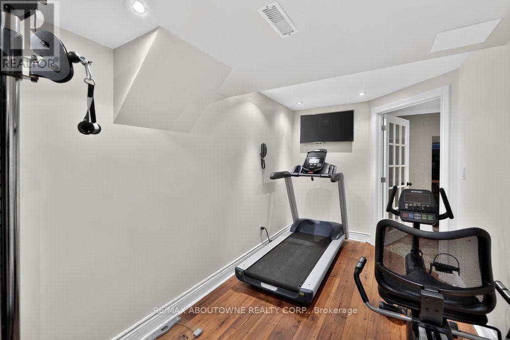 












324 OAKRIDGE COURT

,
Oakville (RO River Oaks),




Ontario
L6H5T9

