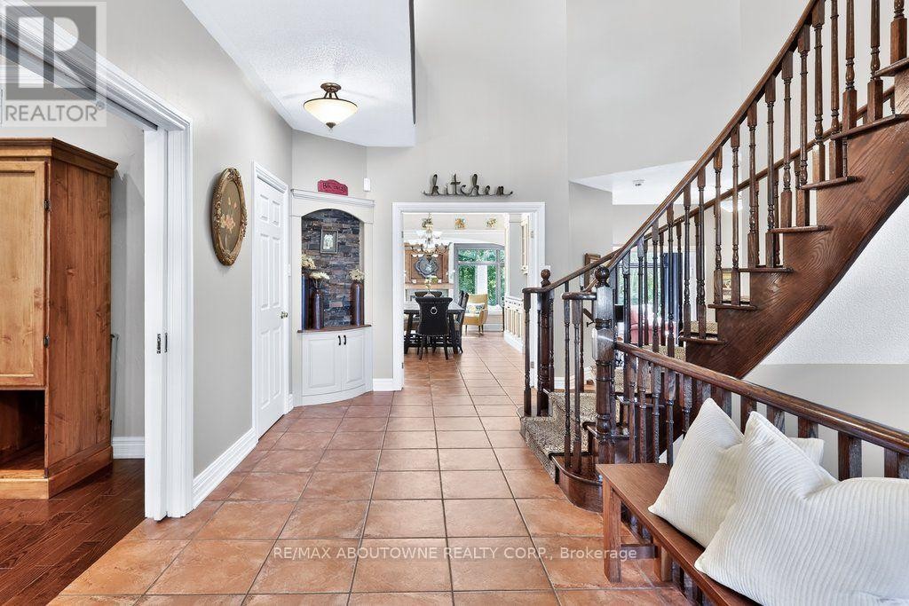 












324 OAKRIDGE COURT

,
Oakville (RO River Oaks),




Ontario
L6H5T9

