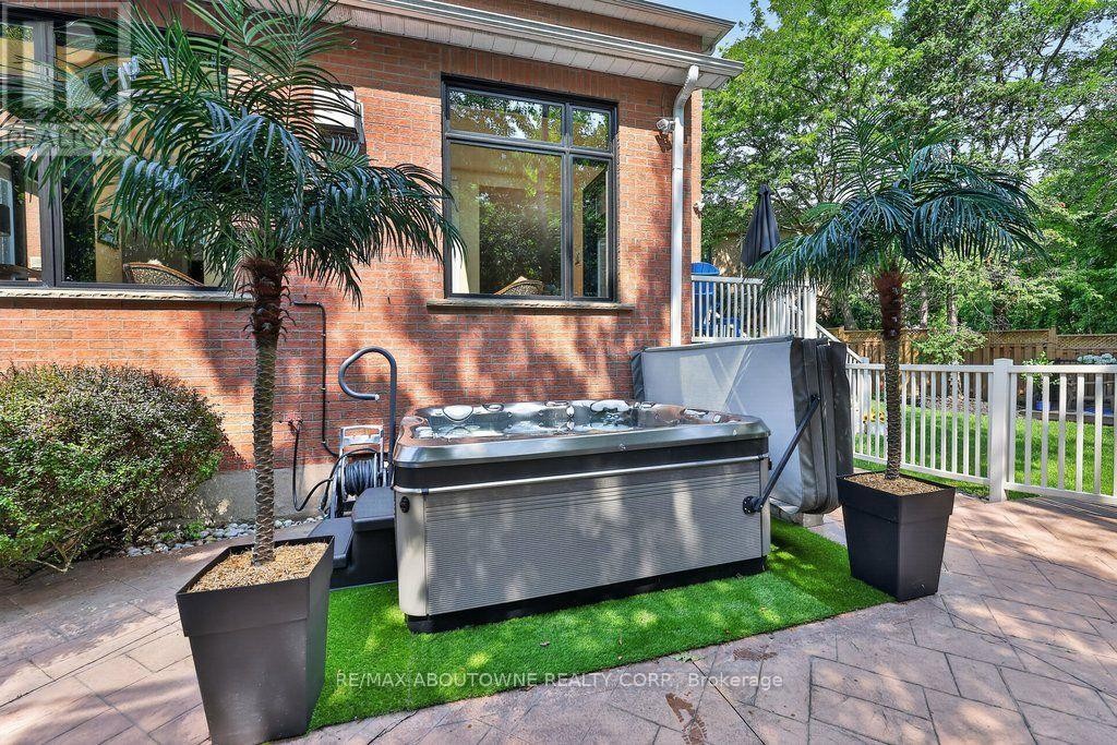 












324 OAKRIDGE COURT

,
Oakville (RO River Oaks),




Ontario
L6H5T9

