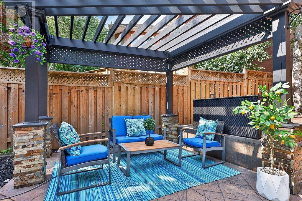 












324 OAKRIDGE COURT

,
Oakville (RO River Oaks),




Ontario
L6H5T9

