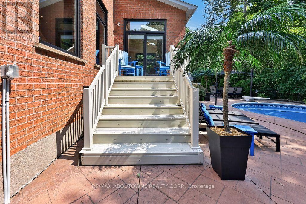












324 OAKRIDGE COURT

,
Oakville (RO River Oaks),




Ontario
L6H5T9

