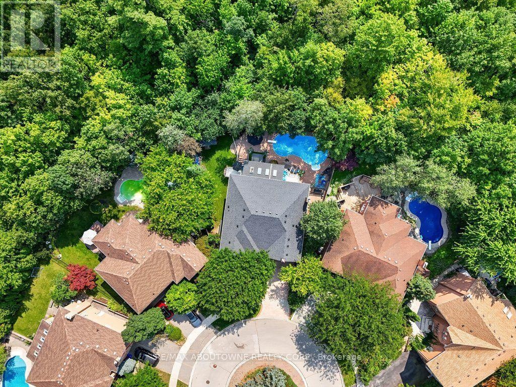 












324 OAKRIDGE COURT

,
Oakville (RO River Oaks),




Ontario
L6H5T9

