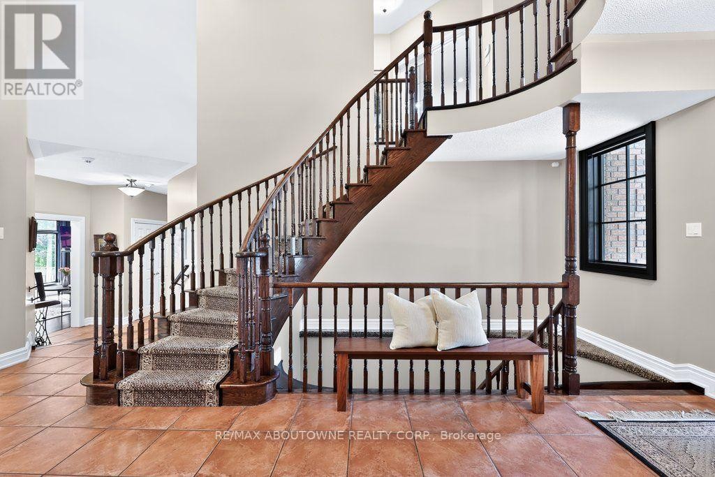 












324 OAKRIDGE COURT

,
Oakville (RO River Oaks),




Ontario
L6H5T9

