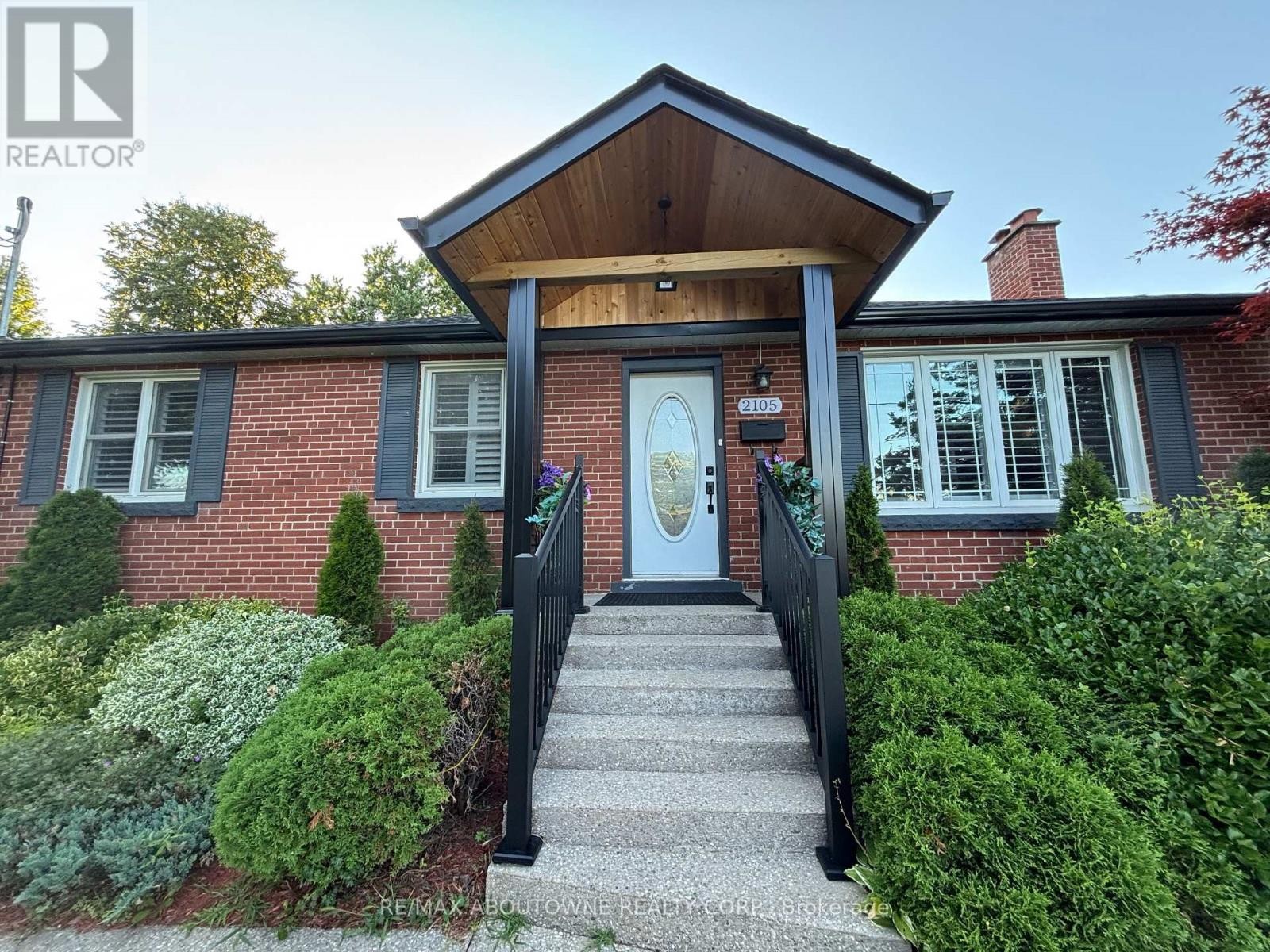 












2105 MAPLEWOOD DRIVE

,
Burlington (Brant),




Ontario
L7R2C6


