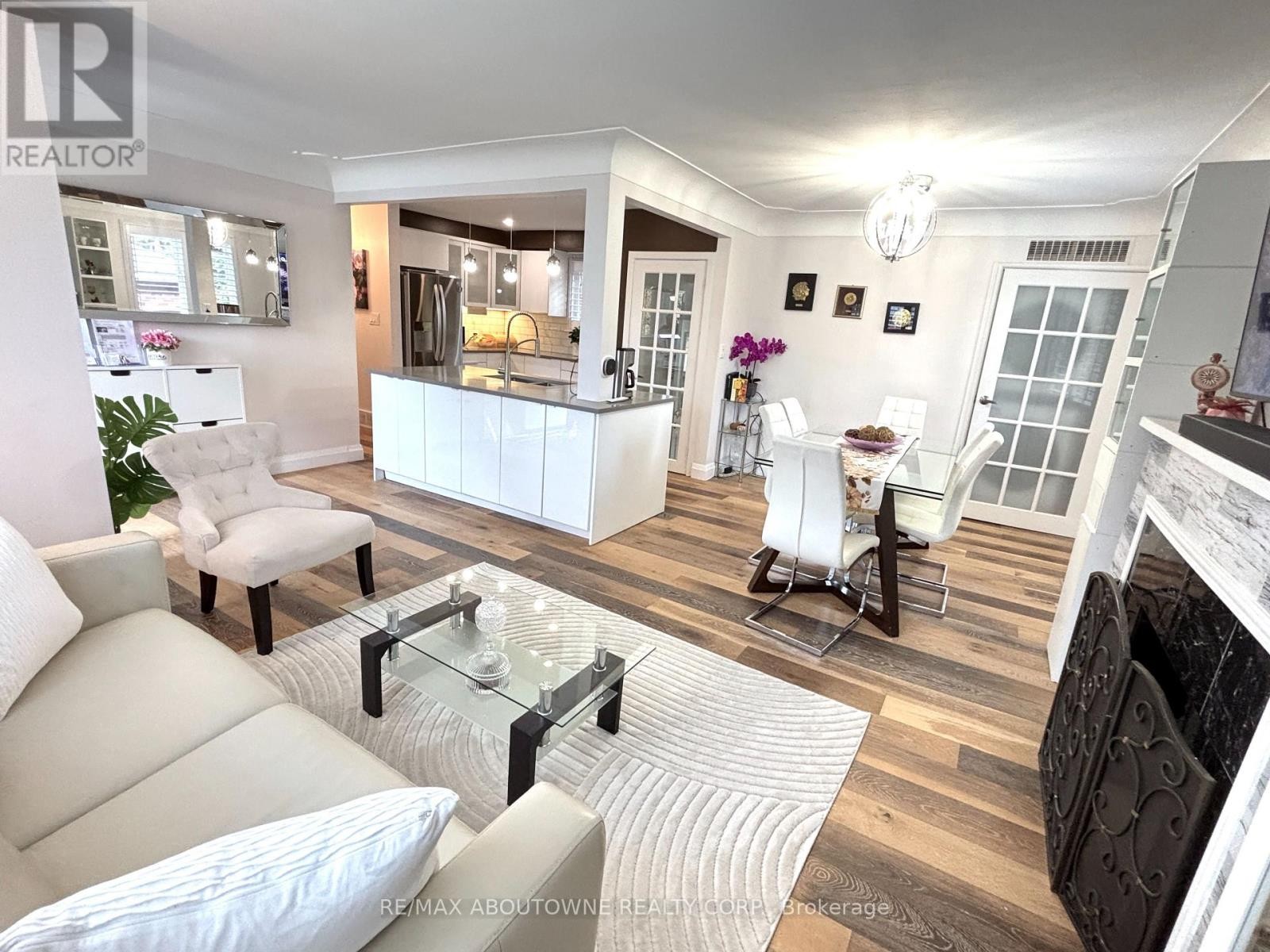 












2105 MAPLEWOOD DRIVE

,
Burlington (Brant),




Ontario
L7R2C6

