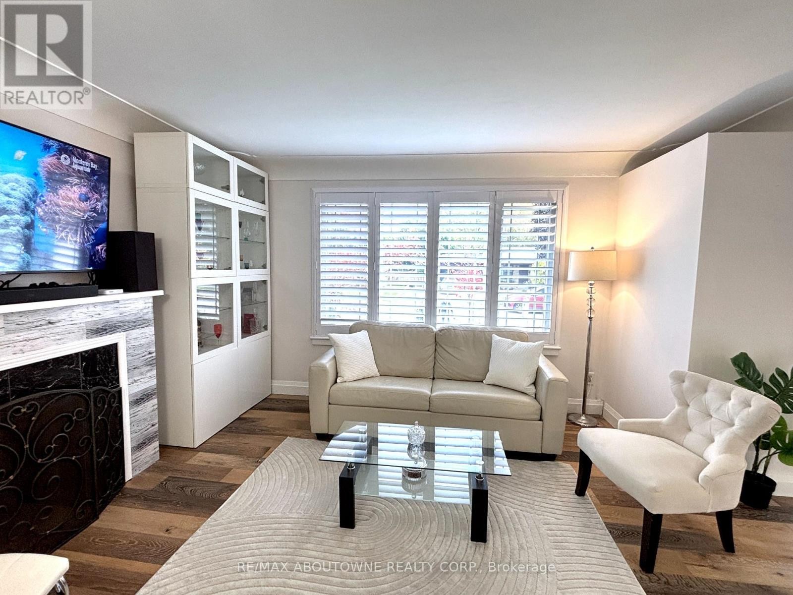 












2105 MAPLEWOOD DRIVE

,
Burlington (Brant),




Ontario
L7R2C6

