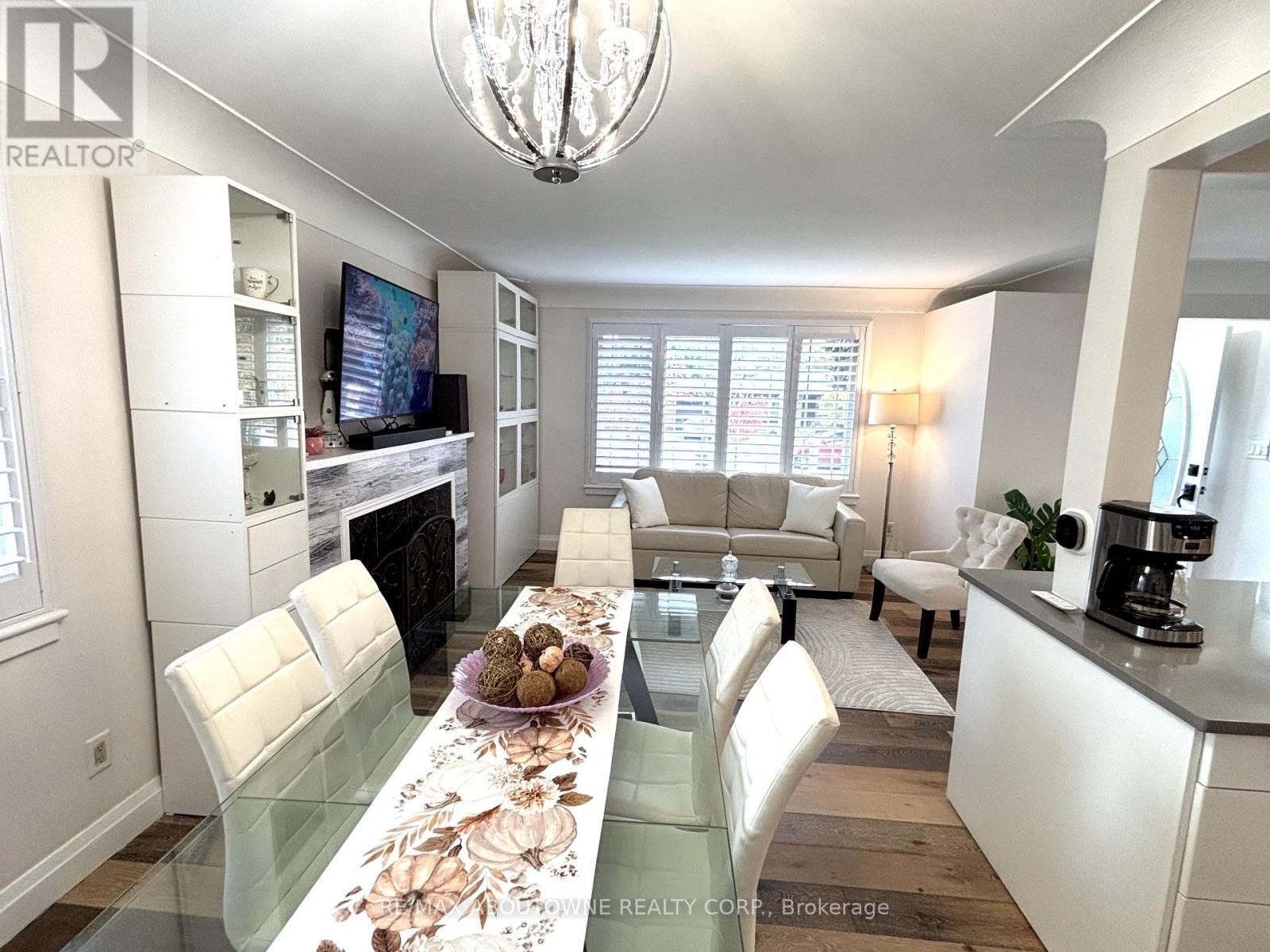 












2105 MAPLEWOOD DRIVE

,
Burlington (Brant),




Ontario
L7R2C6


