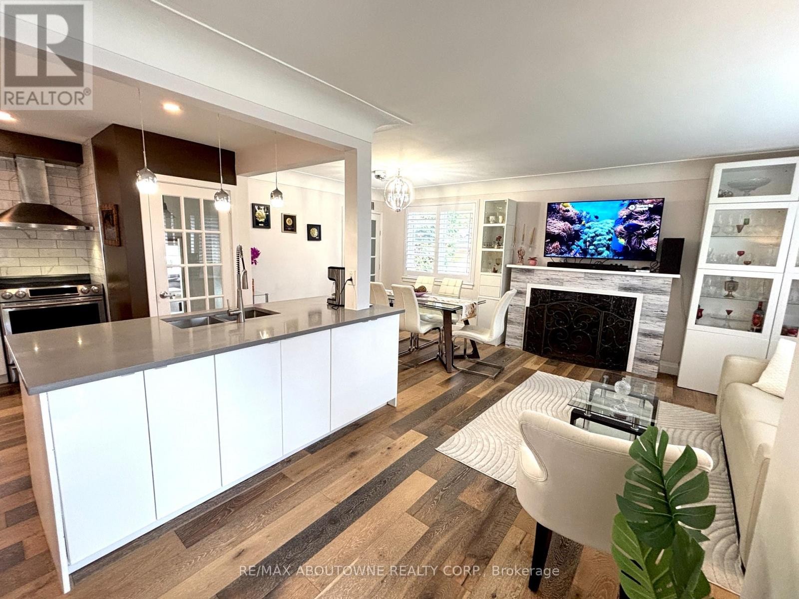












2105 MAPLEWOOD DRIVE

,
Burlington (Brant),




Ontario
L7R2C6

