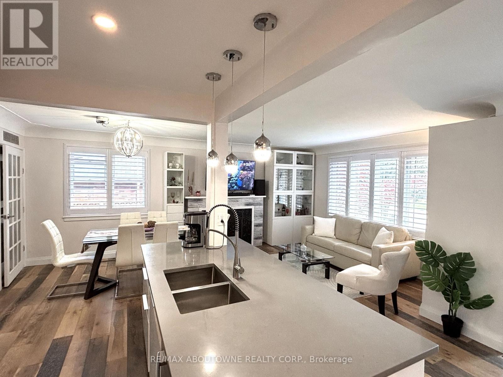 












2105 MAPLEWOOD DRIVE

,
Burlington (Brant),




Ontario
L7R2C6

