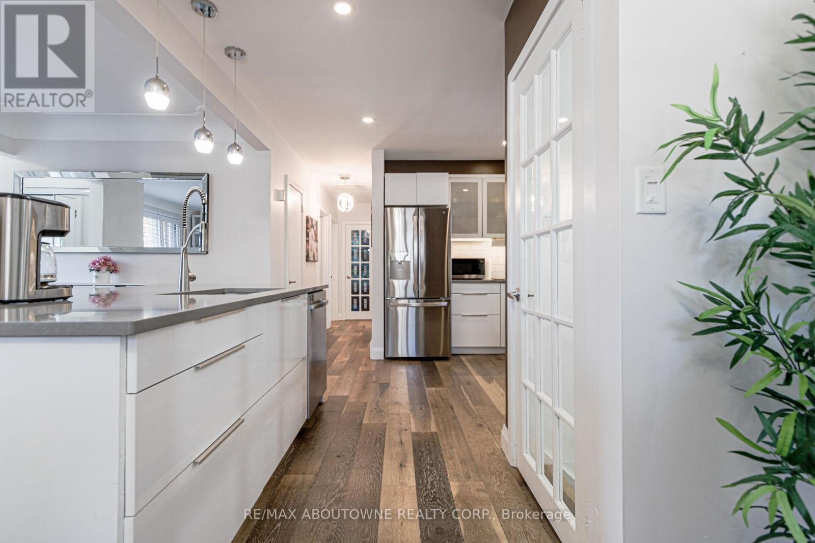 












2105 MAPLEWOOD DRIVE

,
Burlington (Brant),




Ontario
L7R2C6

