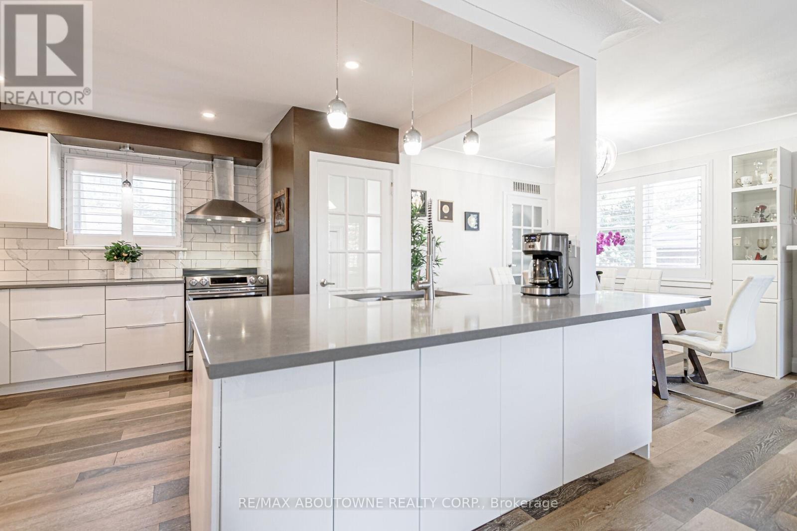 












2105 MAPLEWOOD DRIVE

,
Burlington (Brant),




Ontario
L7R2C6

