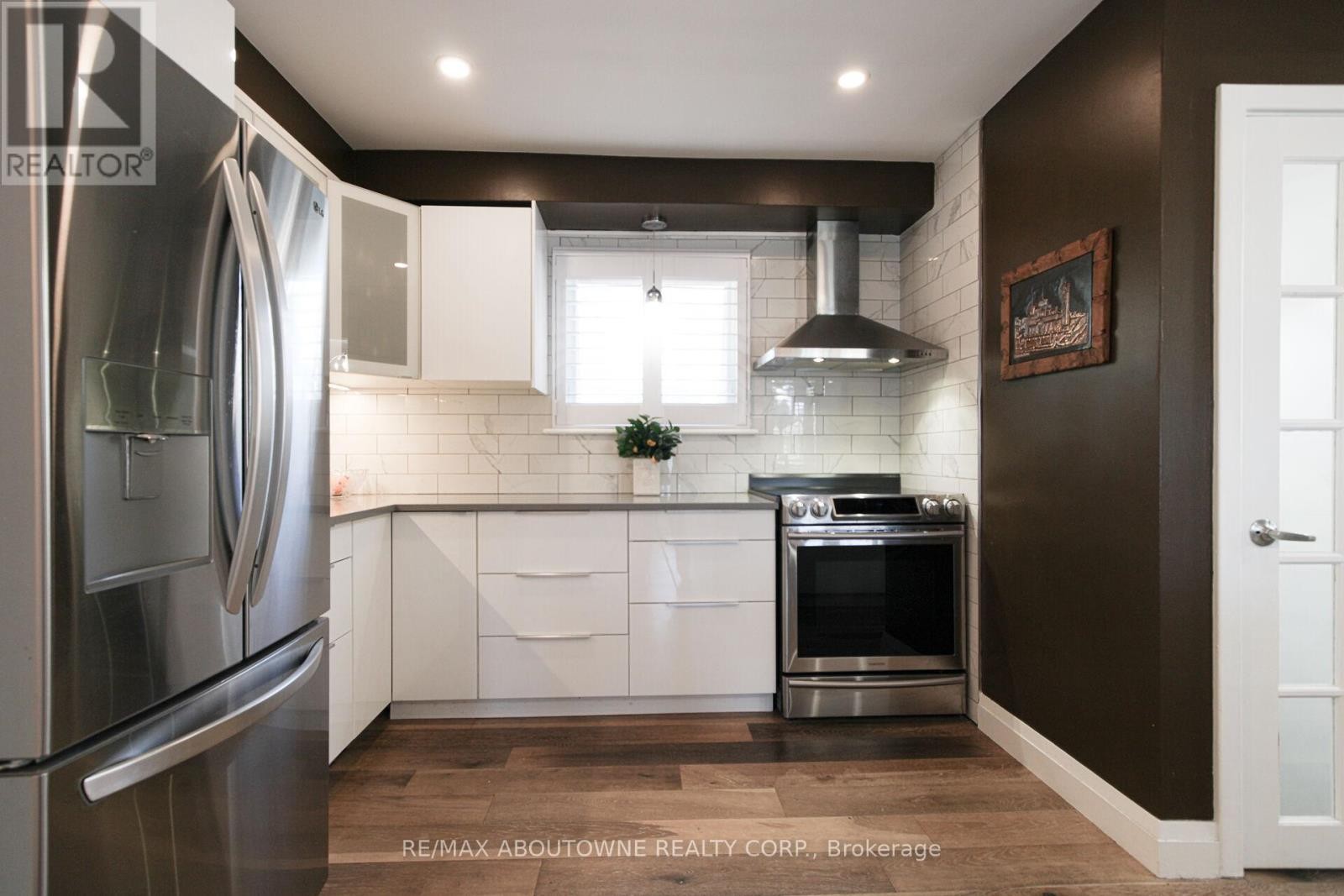 












2105 MAPLEWOOD DRIVE

,
Burlington (Brant),




Ontario
L7R2C6

