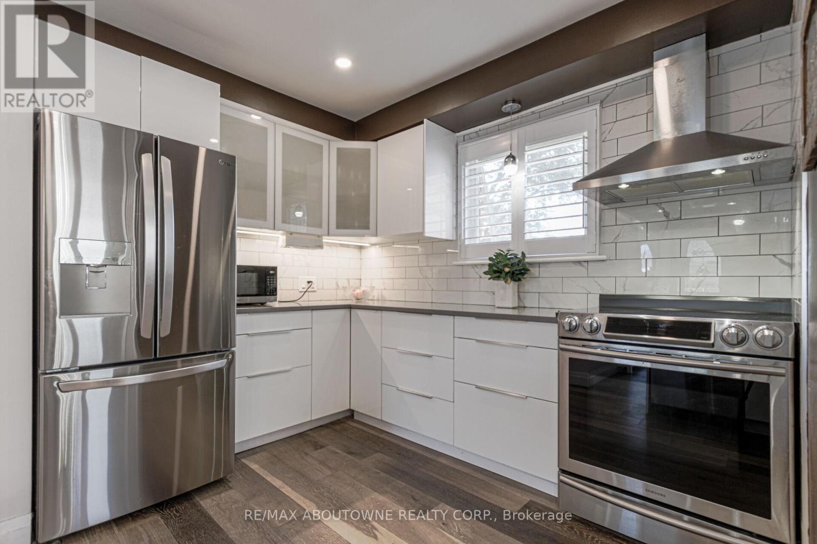 












2105 MAPLEWOOD DRIVE

,
Burlington (Brant),




Ontario
L7R2C6

