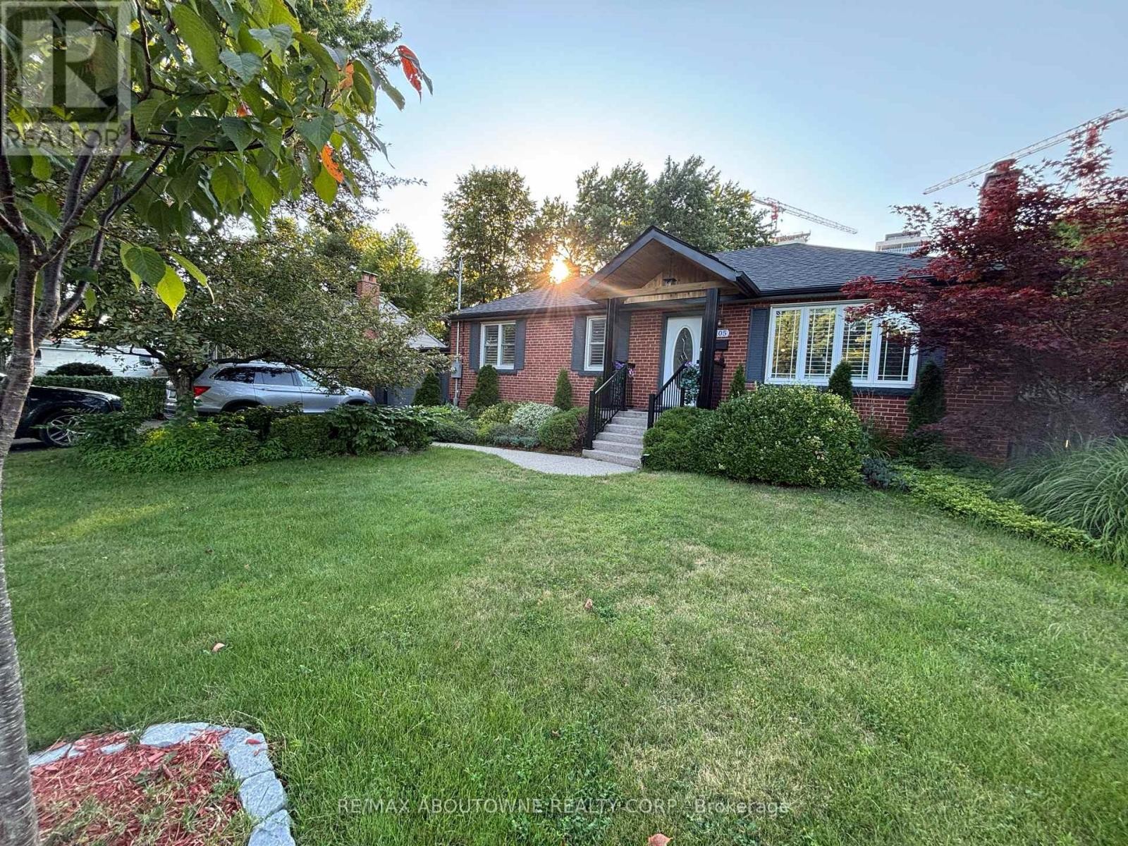 












2105 MAPLEWOOD DRIVE

,
Burlington (Brant),




Ontario
L7R2C6

