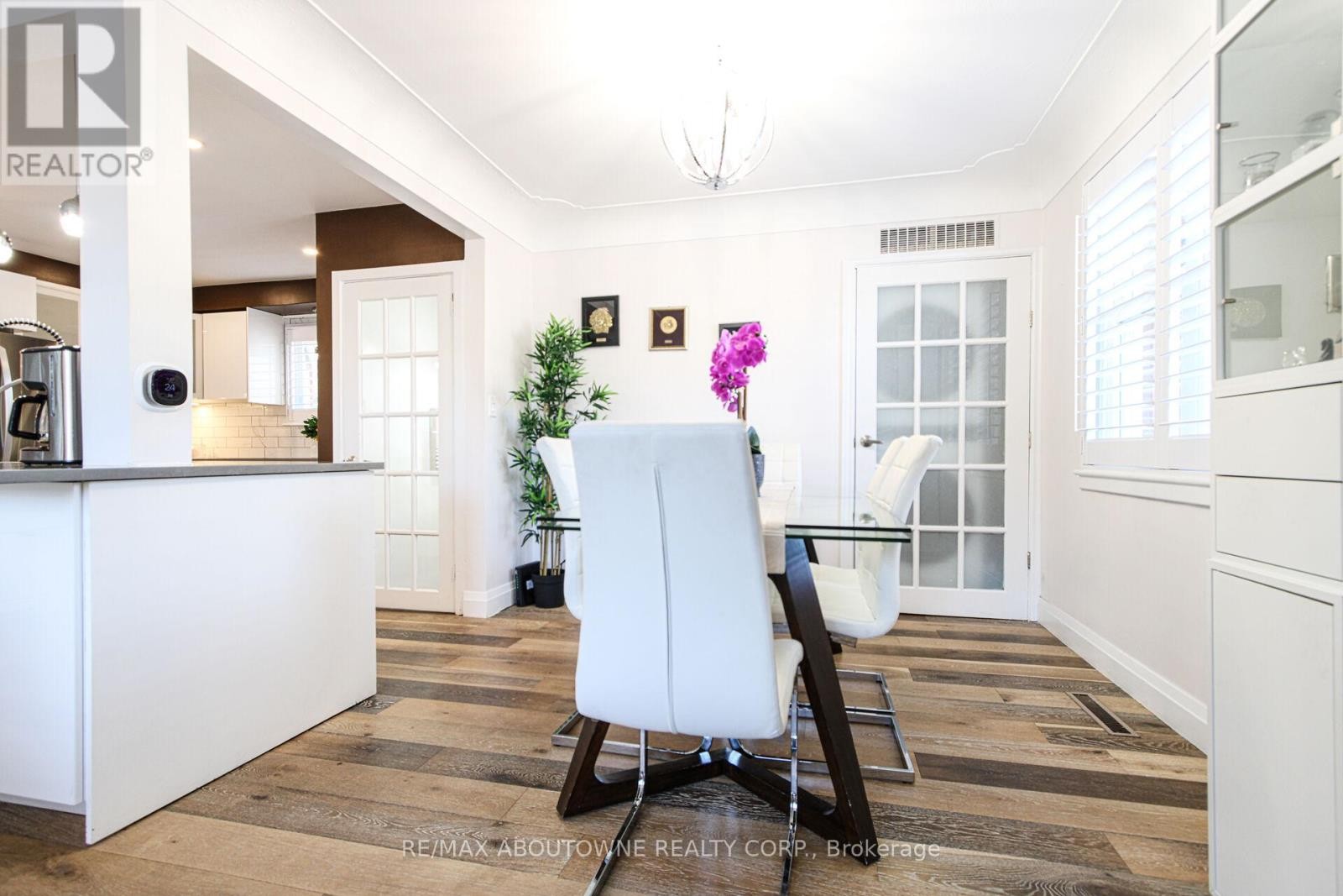 












2105 MAPLEWOOD DRIVE

,
Burlington (Brant),




Ontario
L7R2C6


