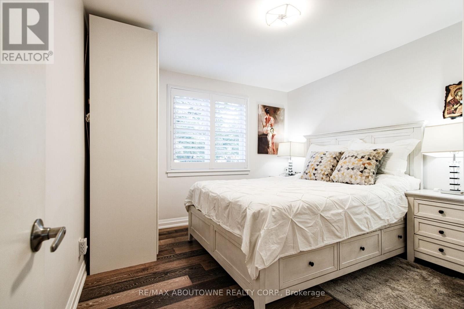 












2105 MAPLEWOOD DRIVE

,
Burlington (Brant),




Ontario
L7R2C6

