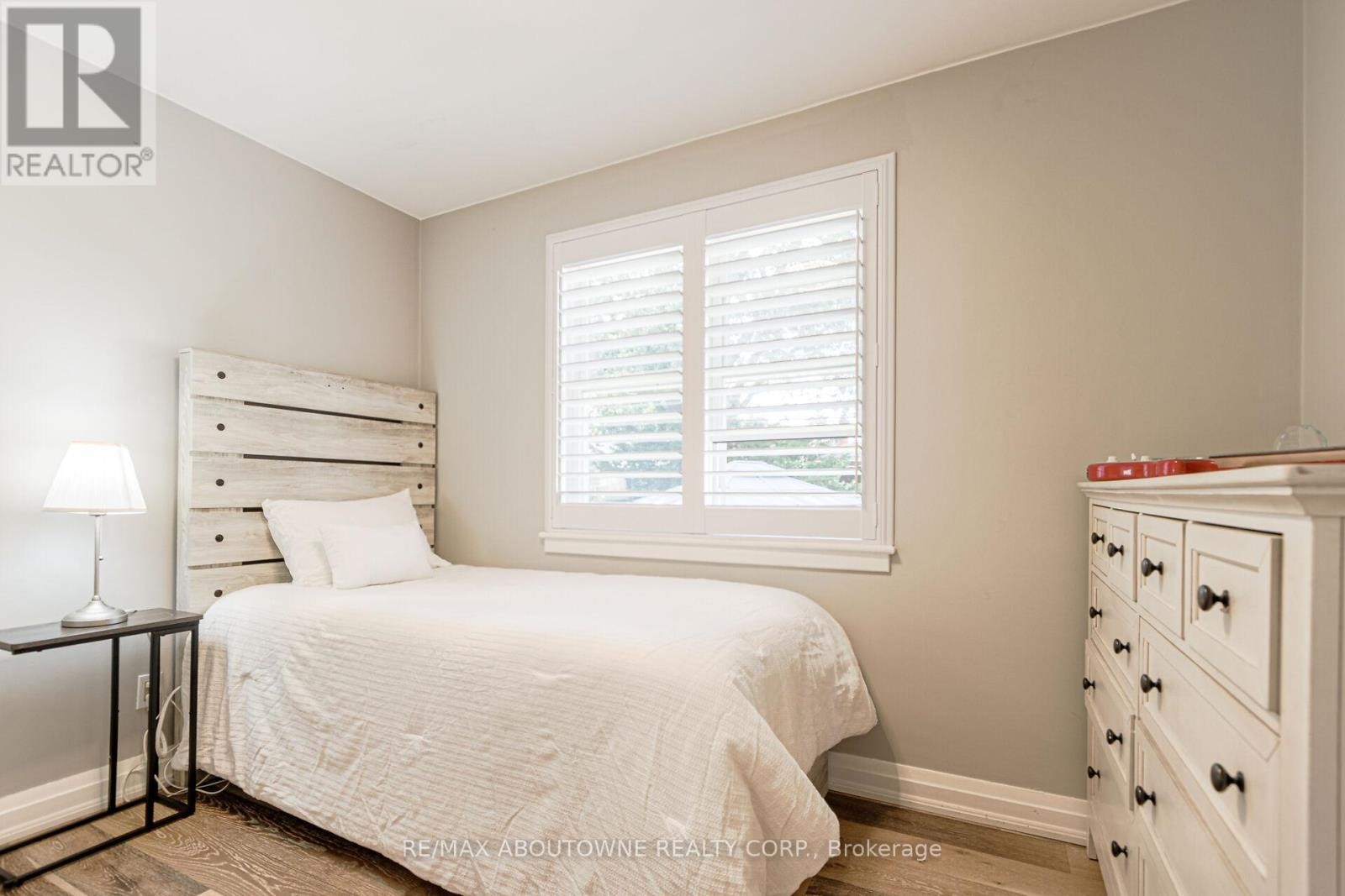 












2105 MAPLEWOOD DRIVE

,
Burlington (Brant),




Ontario
L7R2C6

