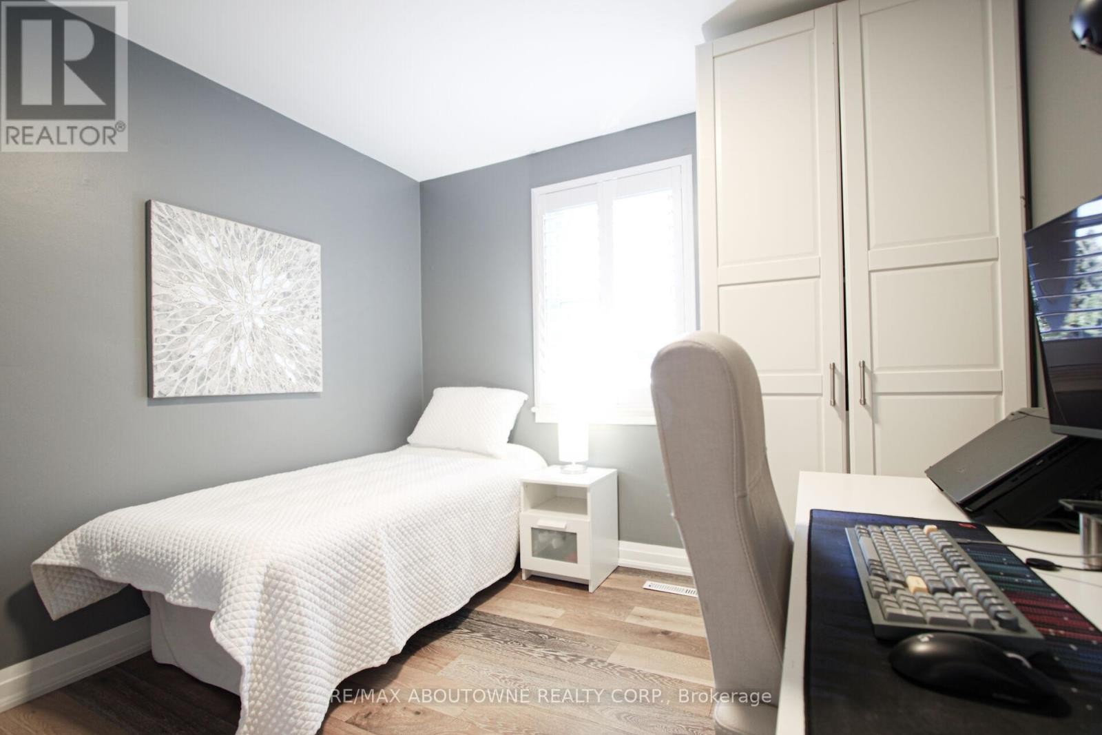 












2105 MAPLEWOOD DRIVE

,
Burlington (Brant),




Ontario
L7R2C6

