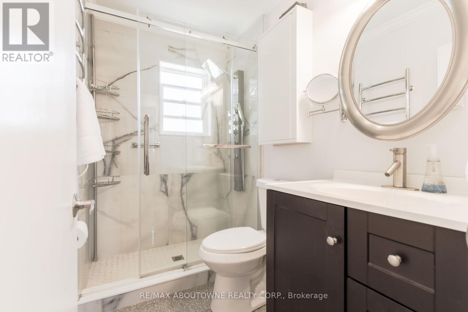 












2105 MAPLEWOOD DRIVE

,
Burlington (Brant),




Ontario
L7R2C6

