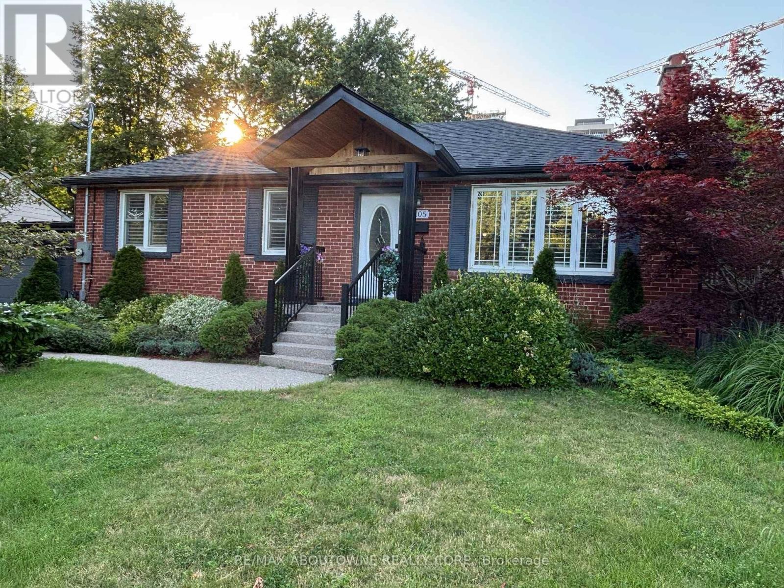 












2105 MAPLEWOOD DRIVE

,
Burlington (Brant),




Ontario
L7R2C6


