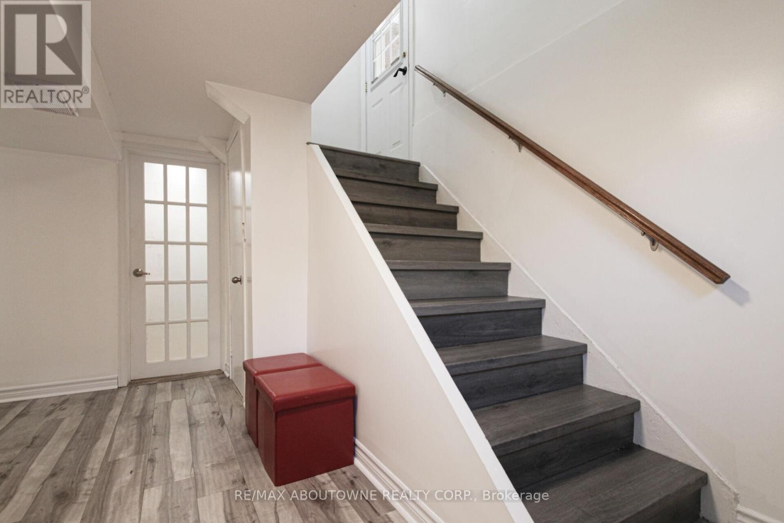 












2105 MAPLEWOOD DRIVE

,
Burlington (Brant),




Ontario
L7R2C6

