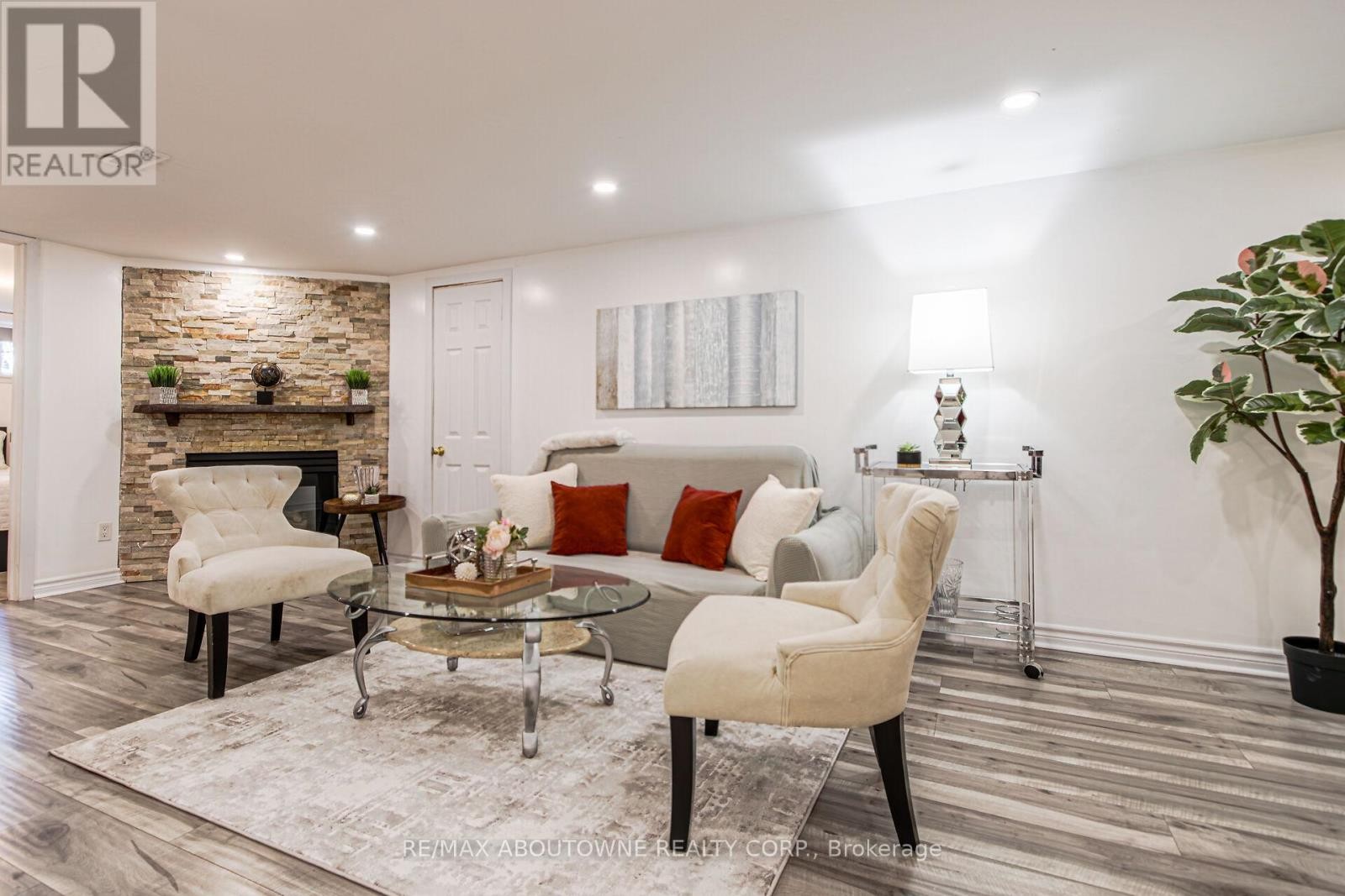 












2105 MAPLEWOOD DRIVE

,
Burlington (Brant),




Ontario
L7R2C6

