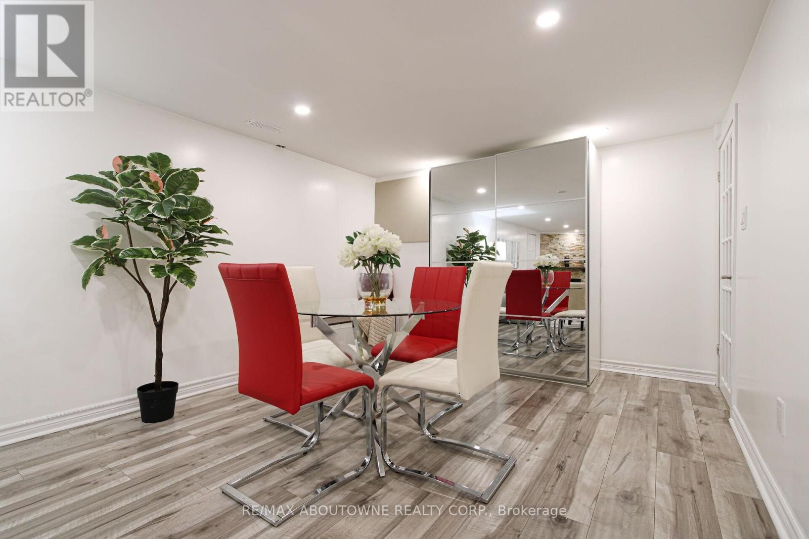 












2105 MAPLEWOOD DRIVE

,
Burlington (Brant),




Ontario
L7R2C6

