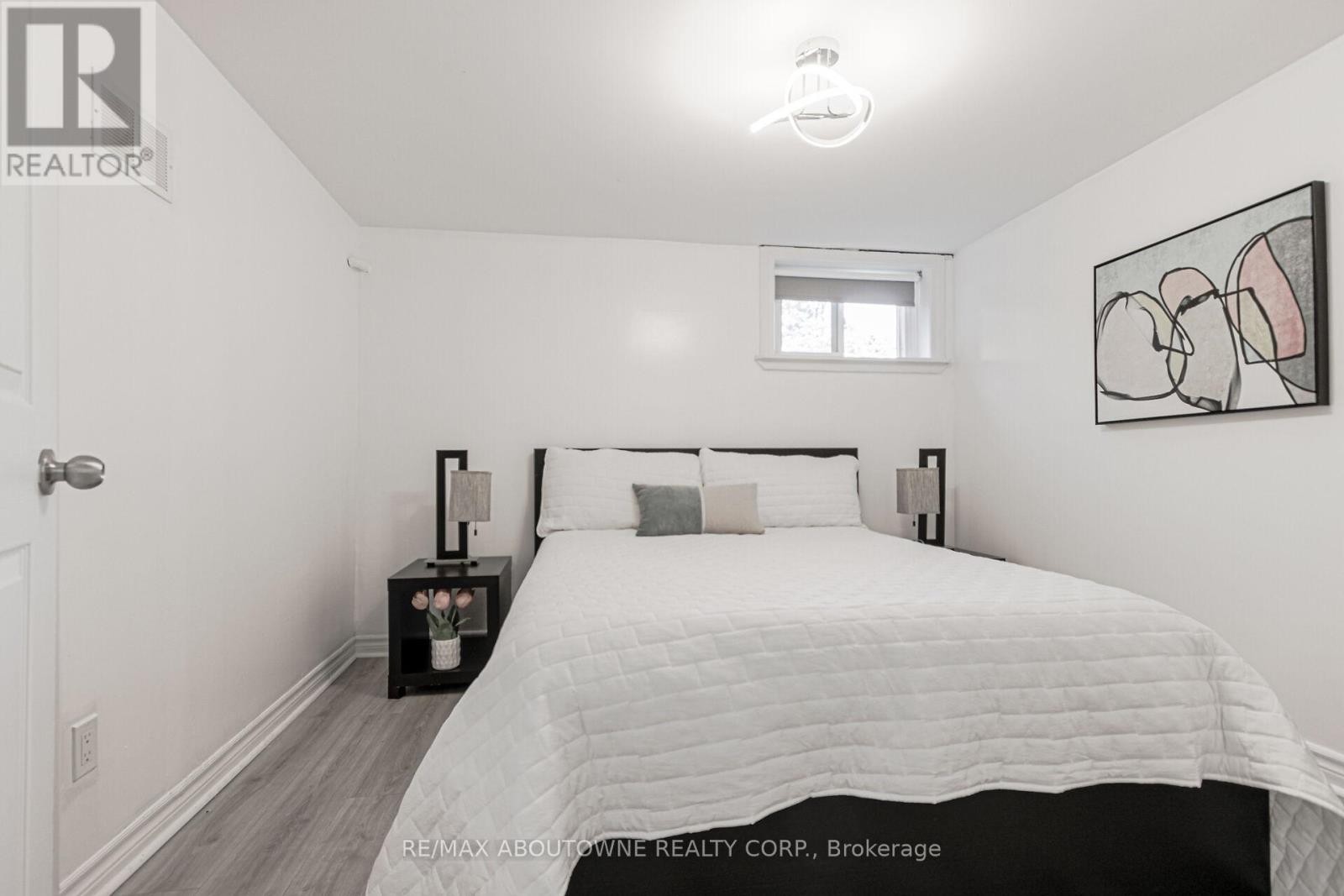












2105 MAPLEWOOD DRIVE

,
Burlington (Brant),




Ontario
L7R2C6

