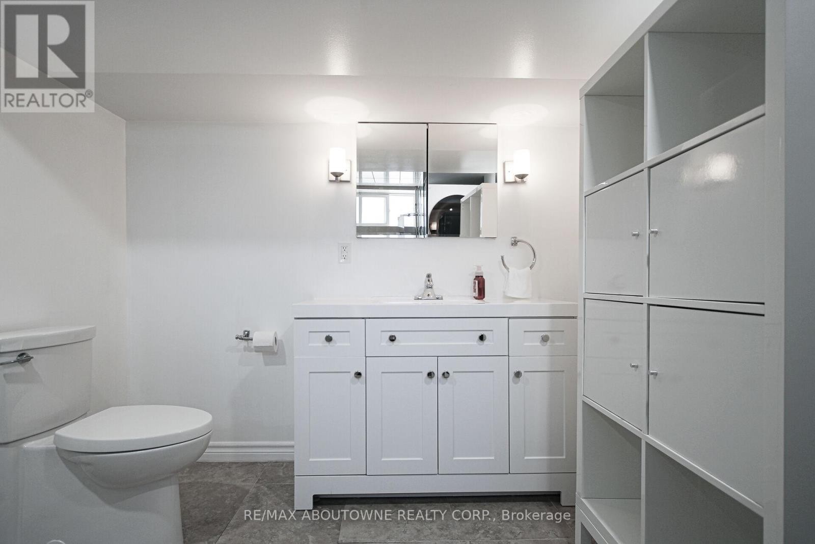 












2105 MAPLEWOOD DRIVE

,
Burlington (Brant),




Ontario
L7R2C6

