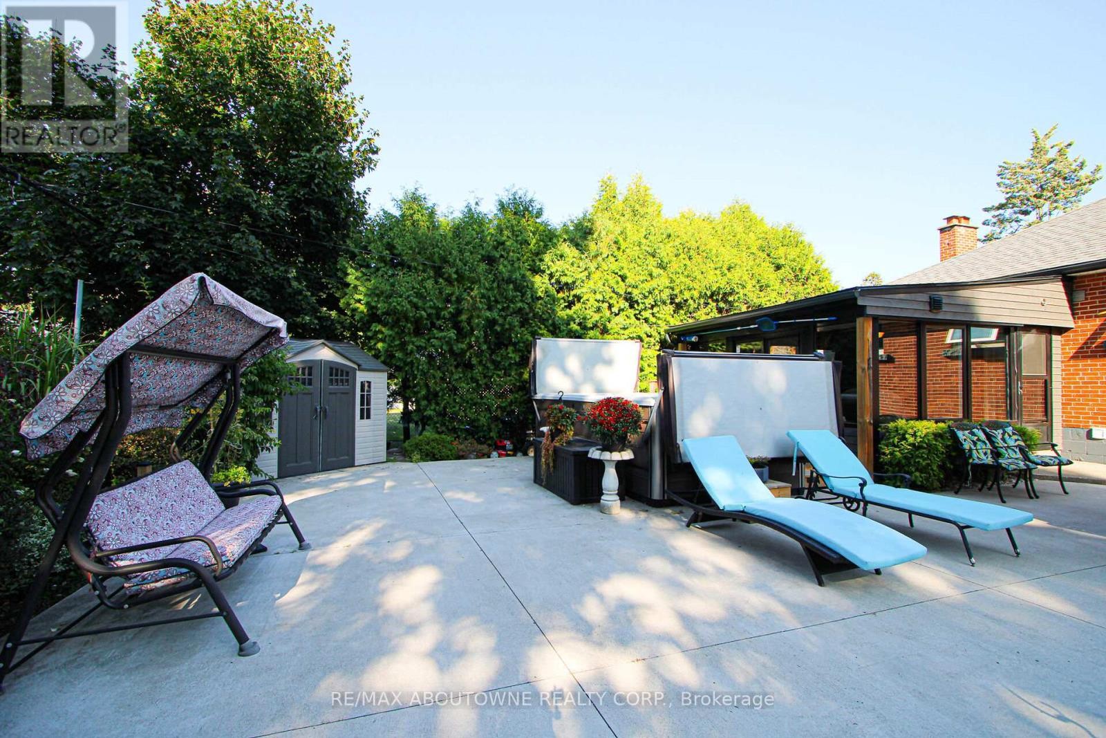 












2105 MAPLEWOOD DRIVE

,
Burlington (Brant),




Ontario
L7R2C6


