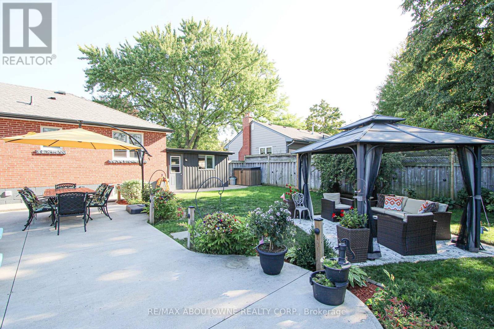 












2105 MAPLEWOOD DRIVE

,
Burlington (Brant),




Ontario
L7R2C6

