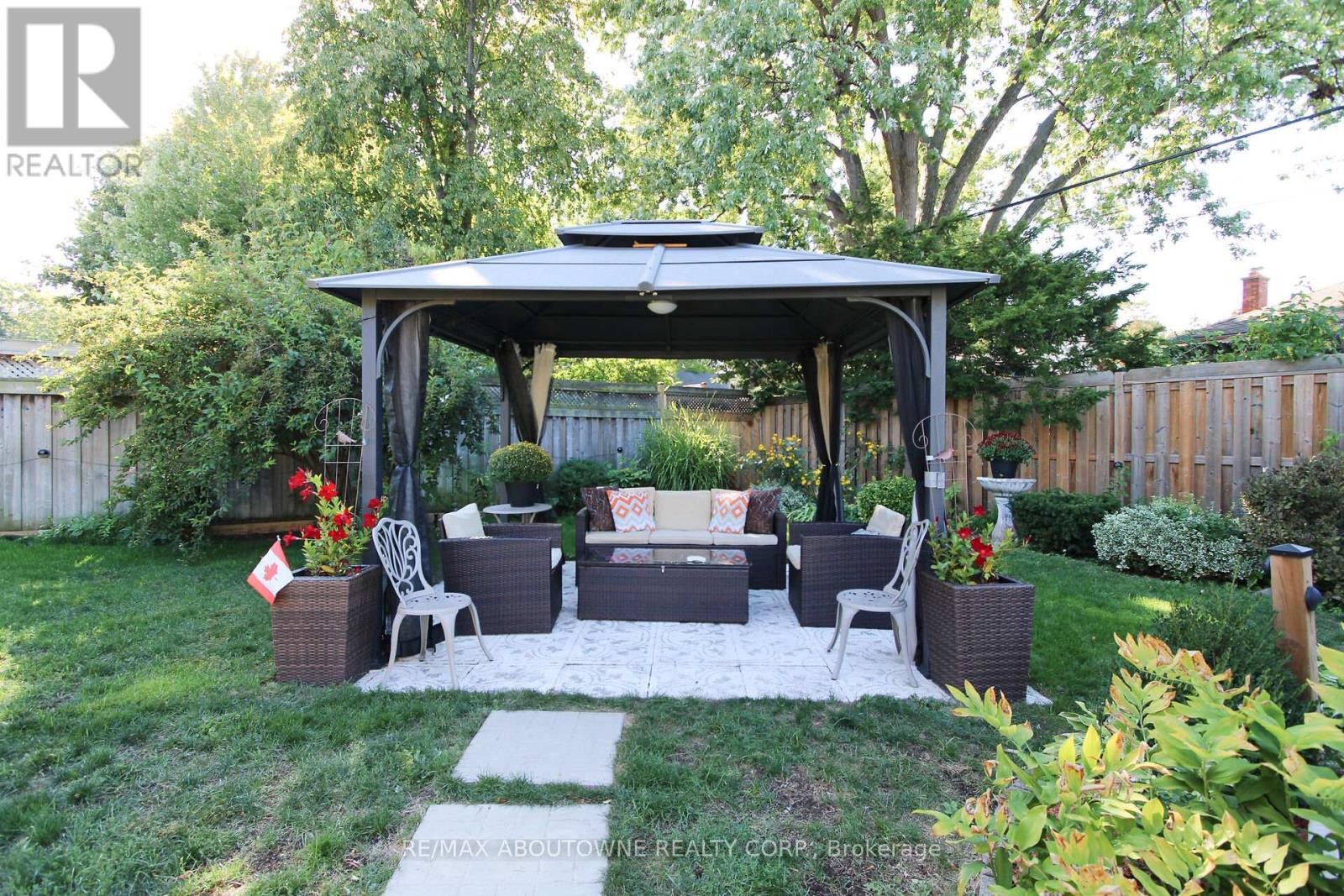 












2105 MAPLEWOOD DRIVE

,
Burlington (Brant),




Ontario
L7R2C6

