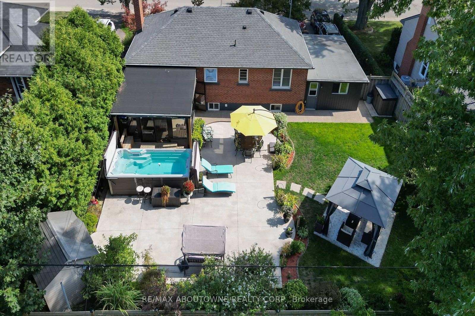 












2105 MAPLEWOOD DRIVE

,
Burlington (Brant),




Ontario
L7R2C6

