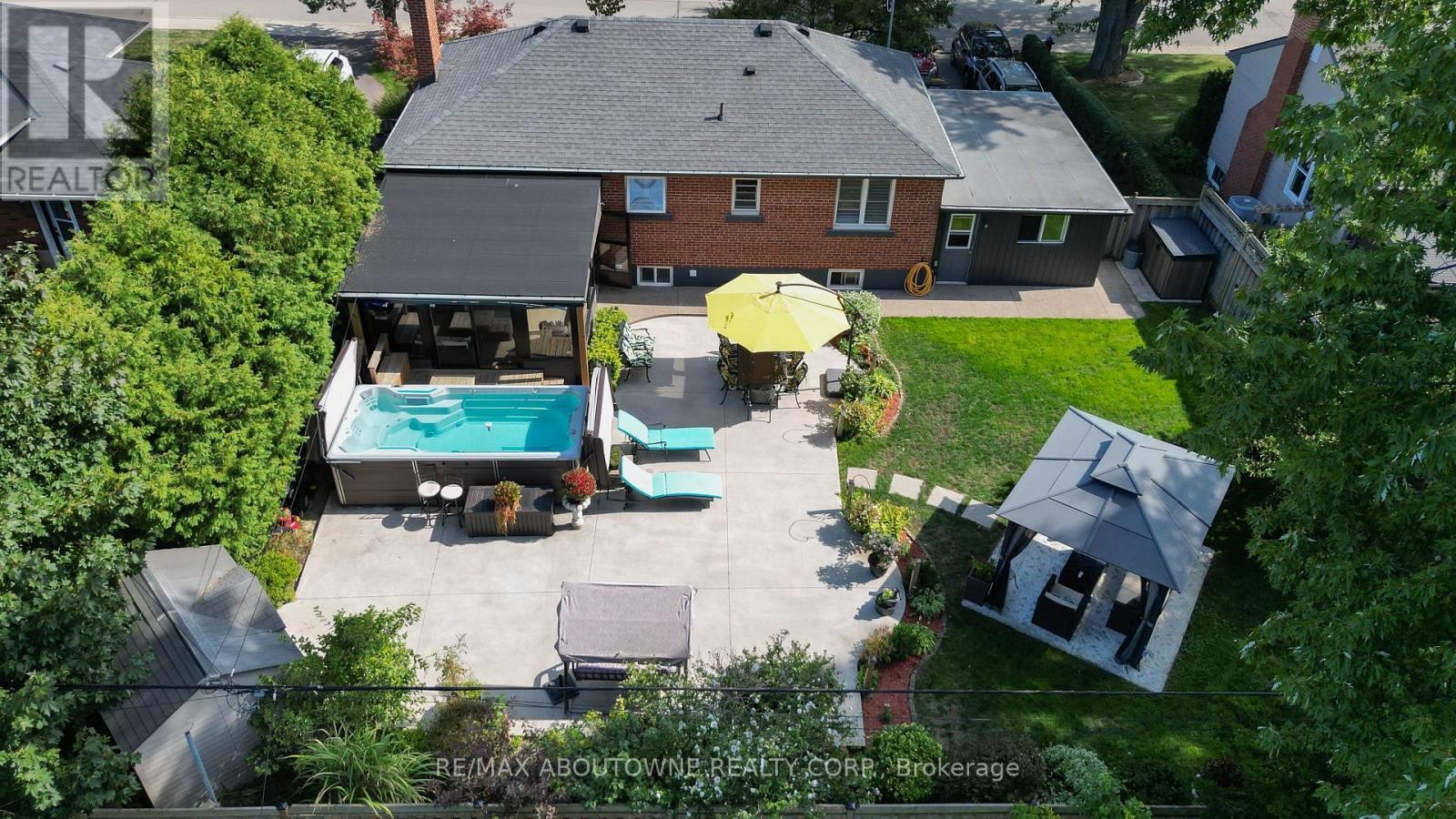 












2105 MAPLEWOOD DRIVE

,
Burlington (Brant),




Ontario
L7R2C6

