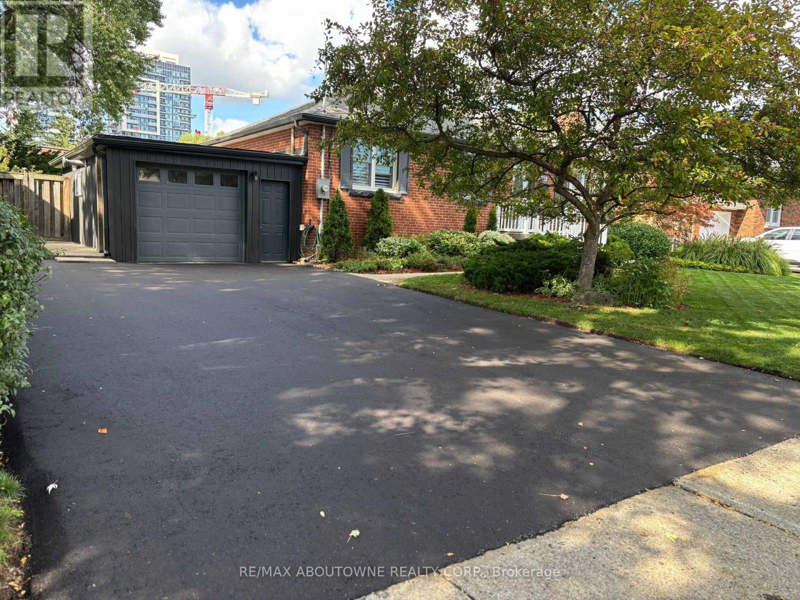 












2105 MAPLEWOOD DRIVE

,
Burlington (Brant),




Ontario
L7R2C6

