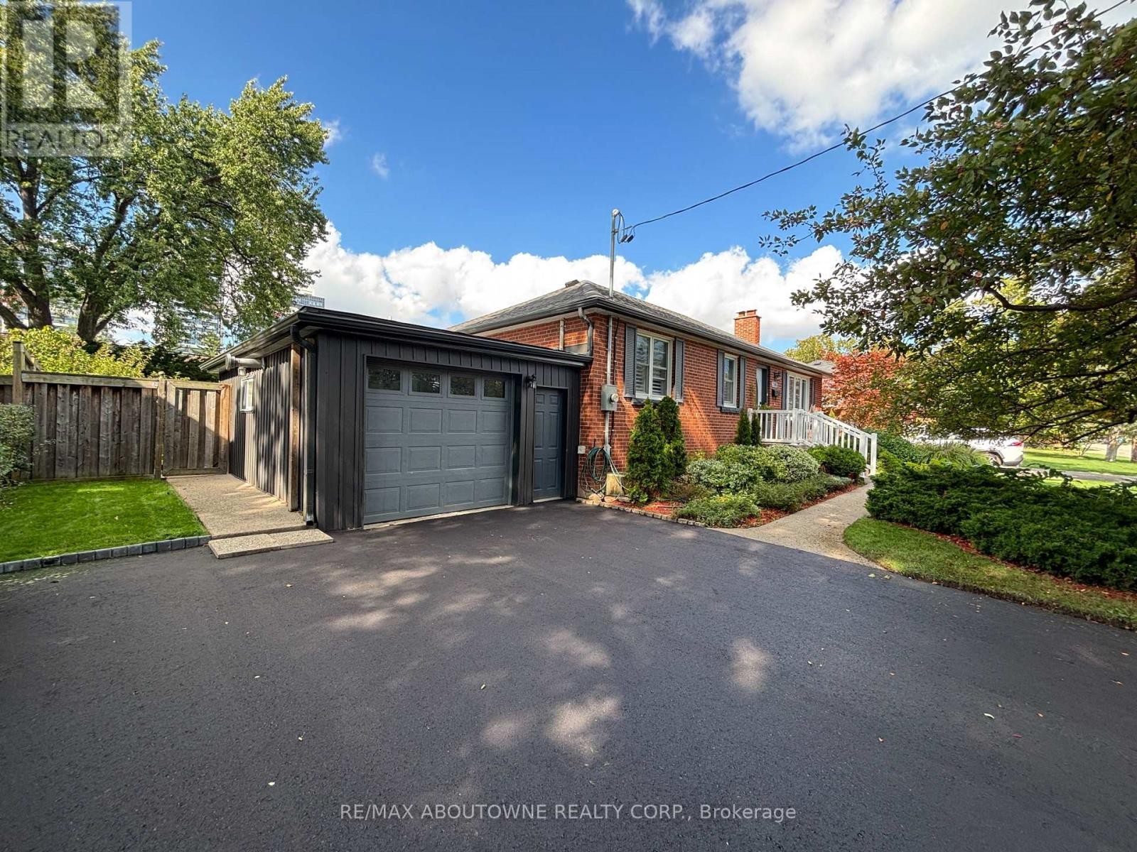 












2105 MAPLEWOOD DRIVE

,
Burlington (Brant),




Ontario
L7R2C6

