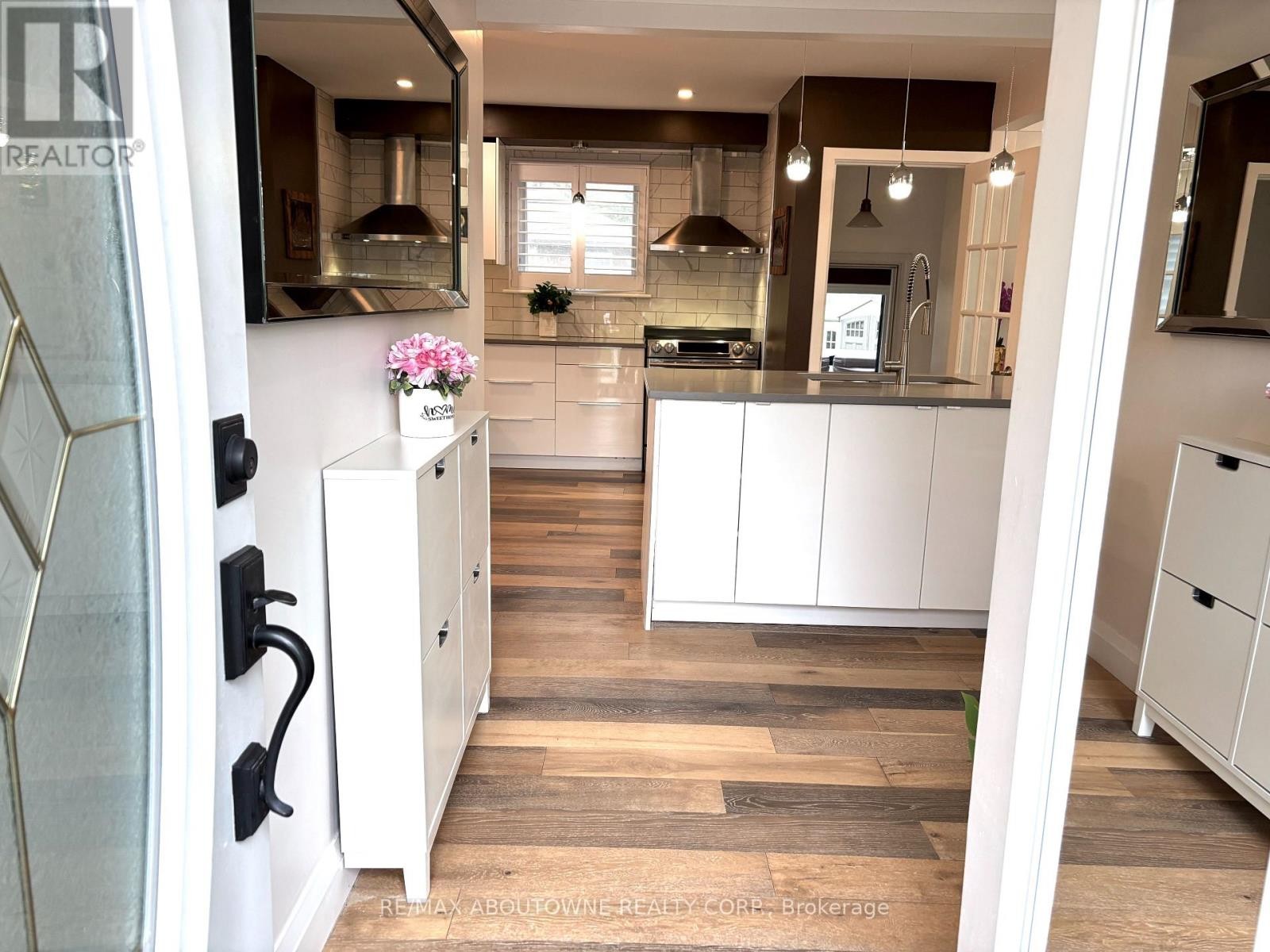 












2105 MAPLEWOOD DRIVE

,
Burlington (Brant),




Ontario
L7R2C6

