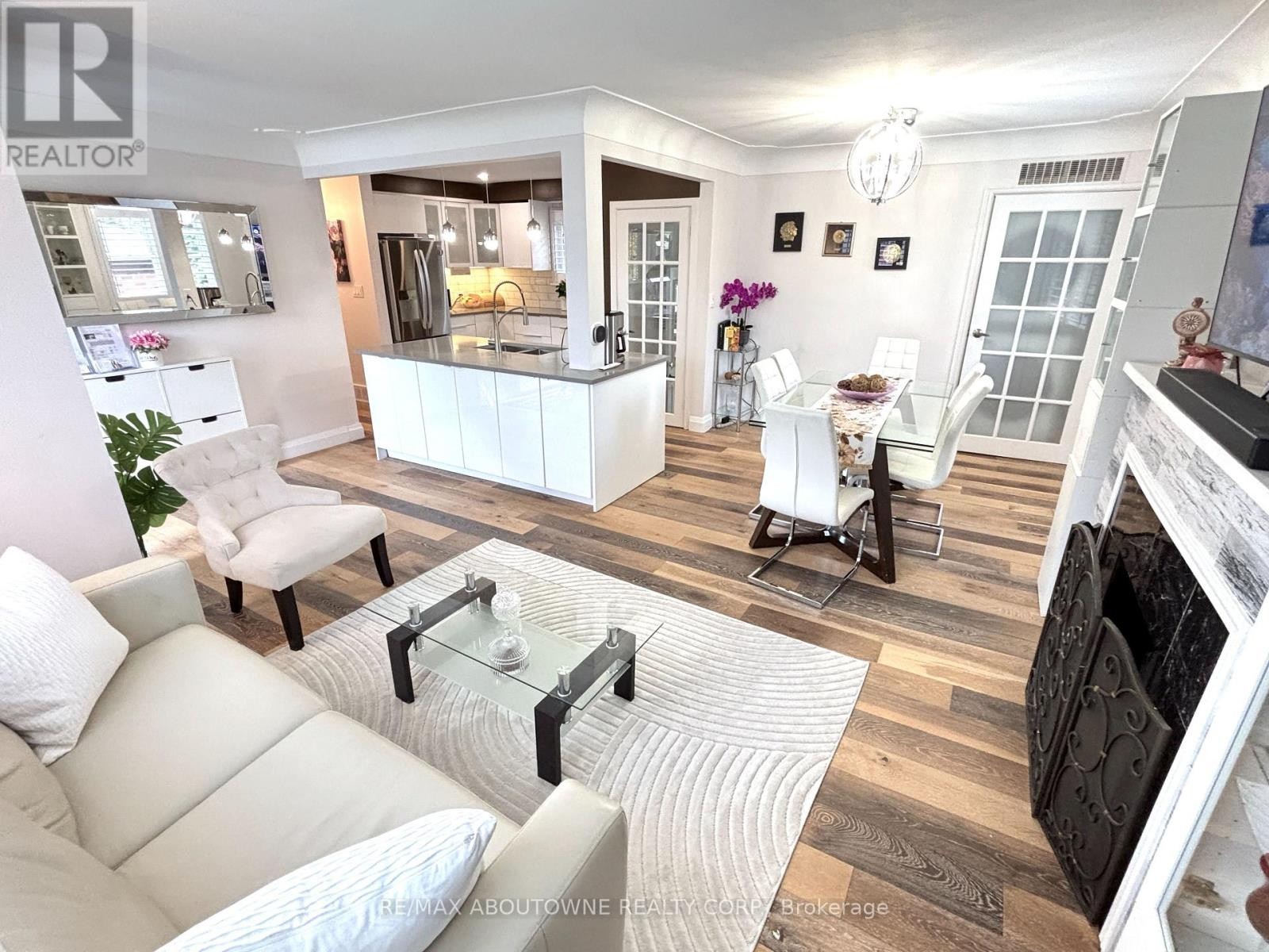 












2105 MAPLEWOOD DRIVE

,
Burlington (Brant),




Ontario
L7R2C6


