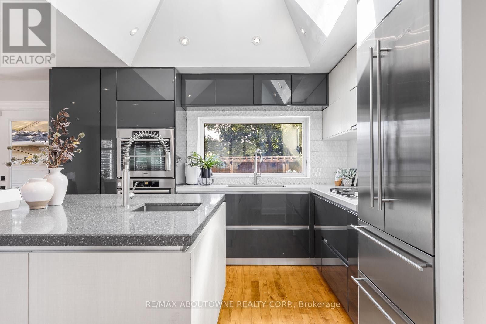 












547 PINEGROVE ROAD

,
Oakville (WO West),




Ontario
L6K2C2

