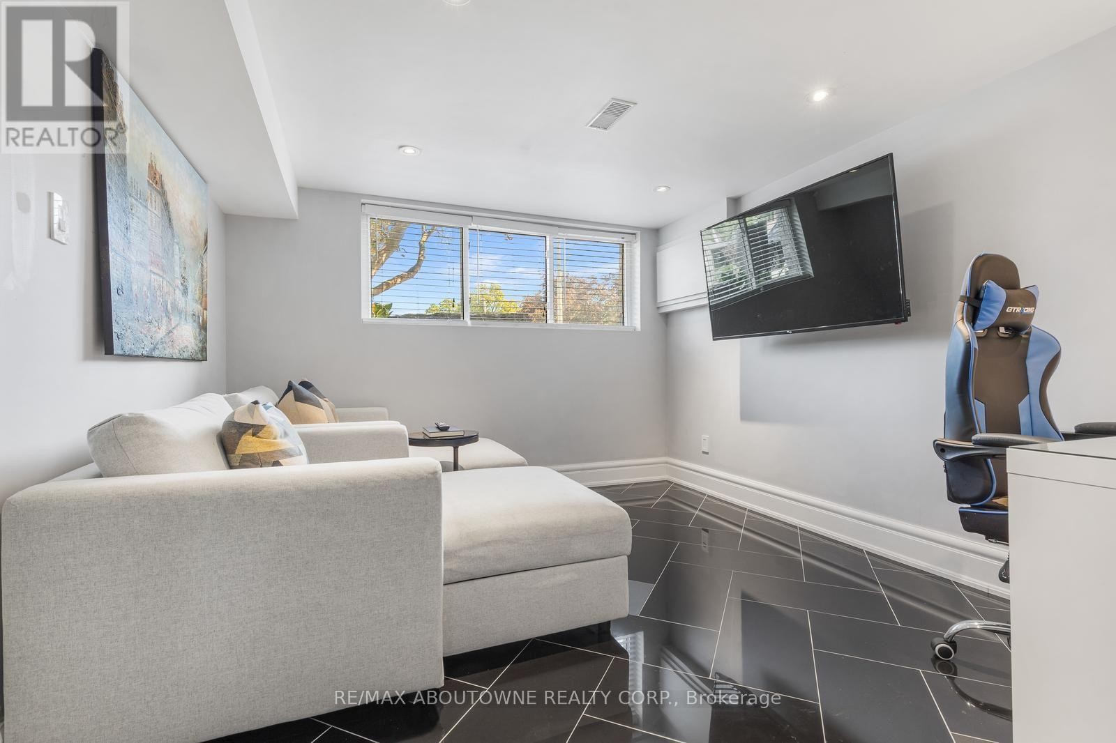 












547 PINEGROVE ROAD

,
Oakville (WO West),




Ontario
L6K2C2

