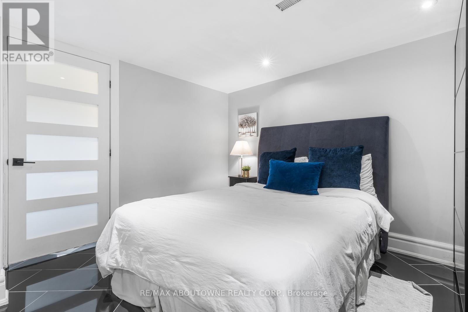 












547 PINEGROVE ROAD

,
Oakville (WO West),




Ontario
L6K2C2

