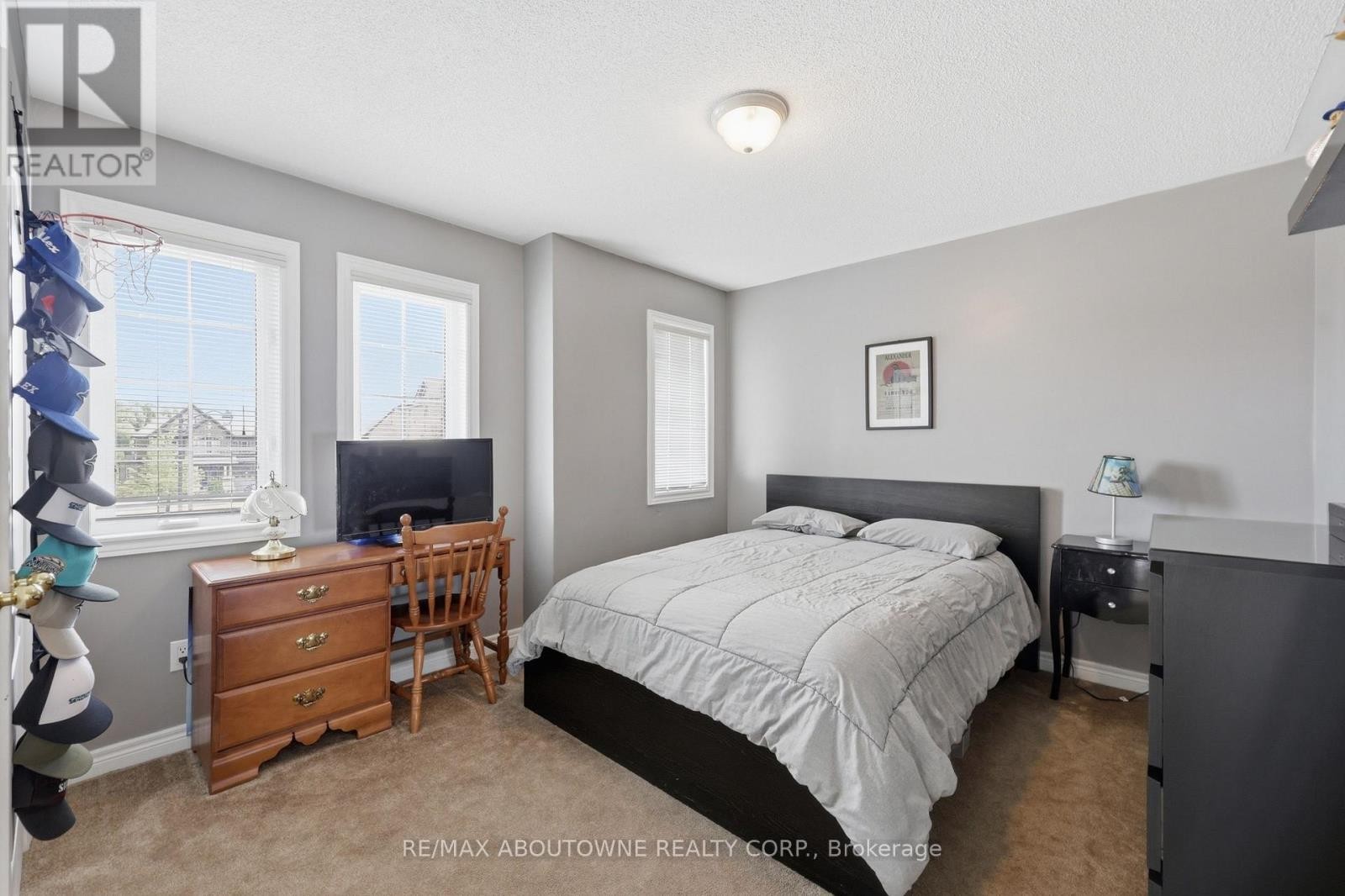 












738 FOURTH LINE

,
Milton (BE Beaty),




Ontario
L9T7E4

