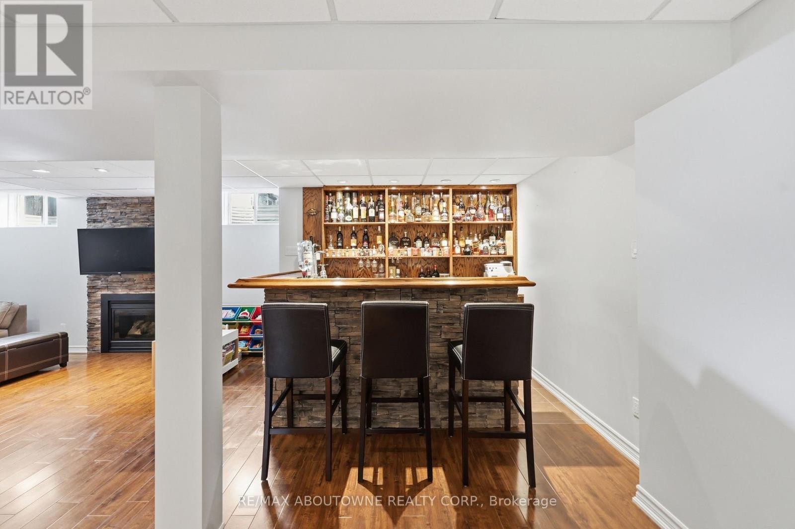 












738 FOURTH LINE

,
Milton (BE Beaty),




Ontario
L9T7E4

