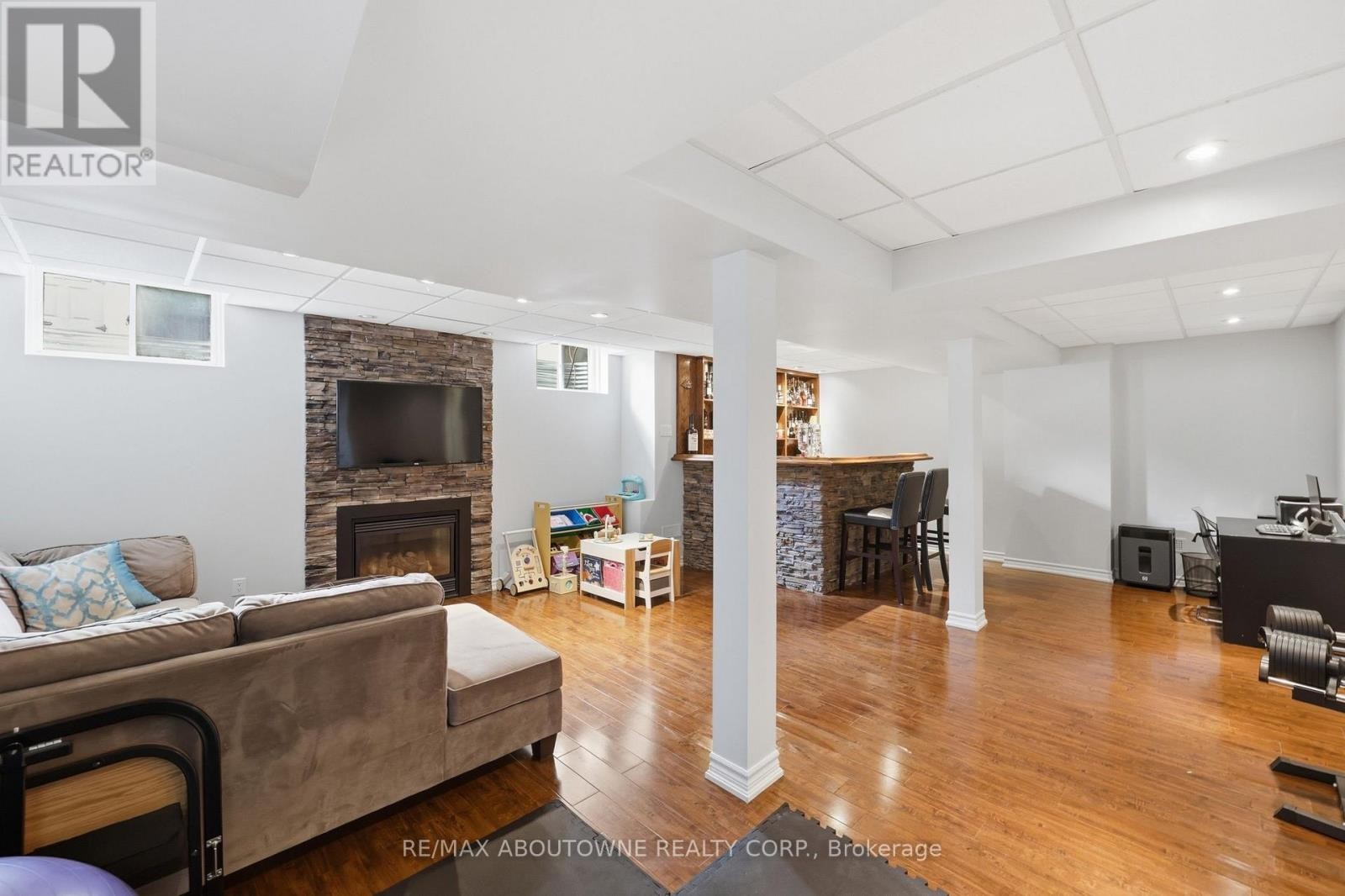 












738 FOURTH LINE

,
Milton (BE Beaty),




Ontario
L9T7E4

