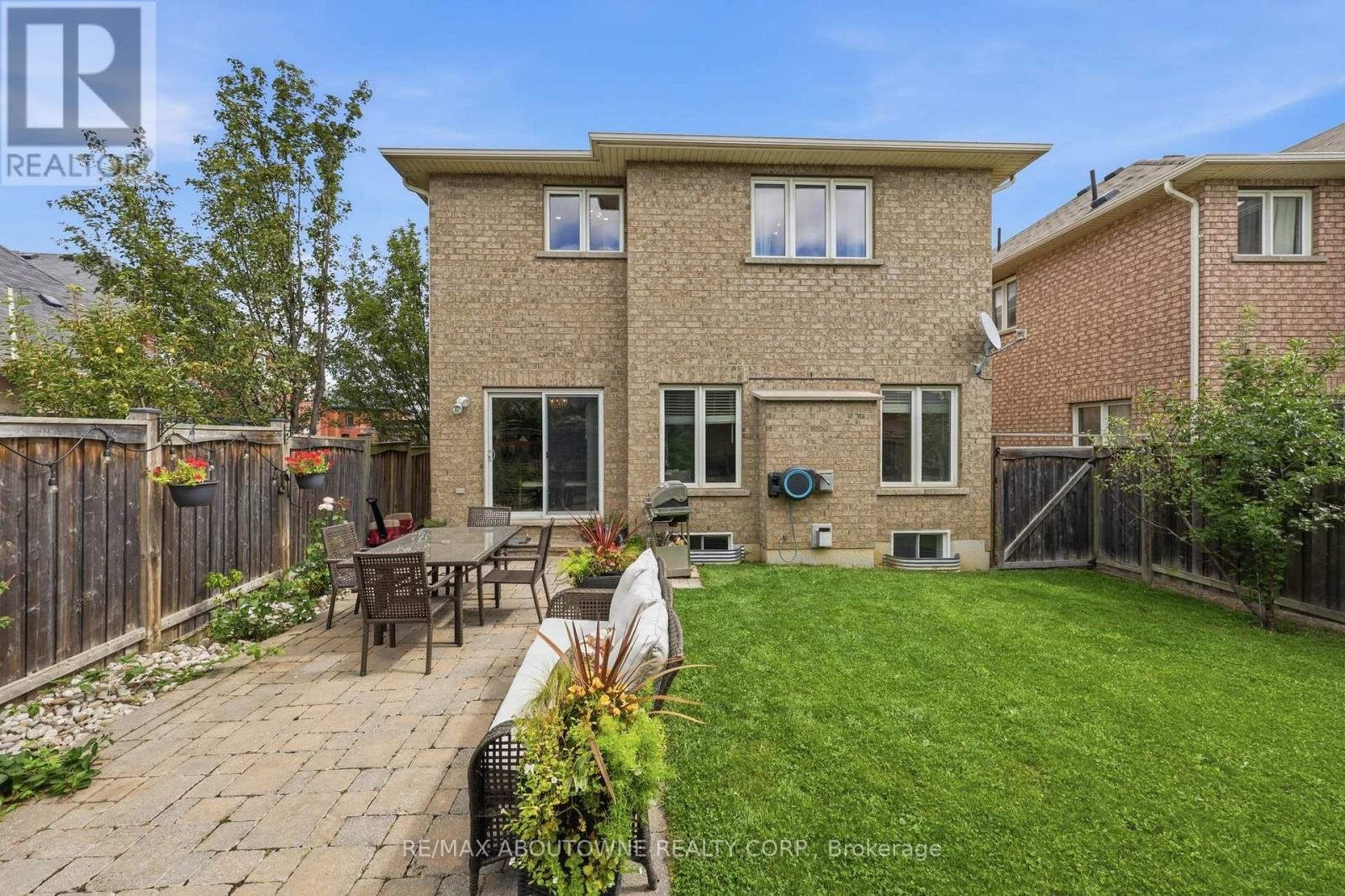 












738 FOURTH LINE

,
Milton (BE Beaty),




Ontario
L9T7E4


