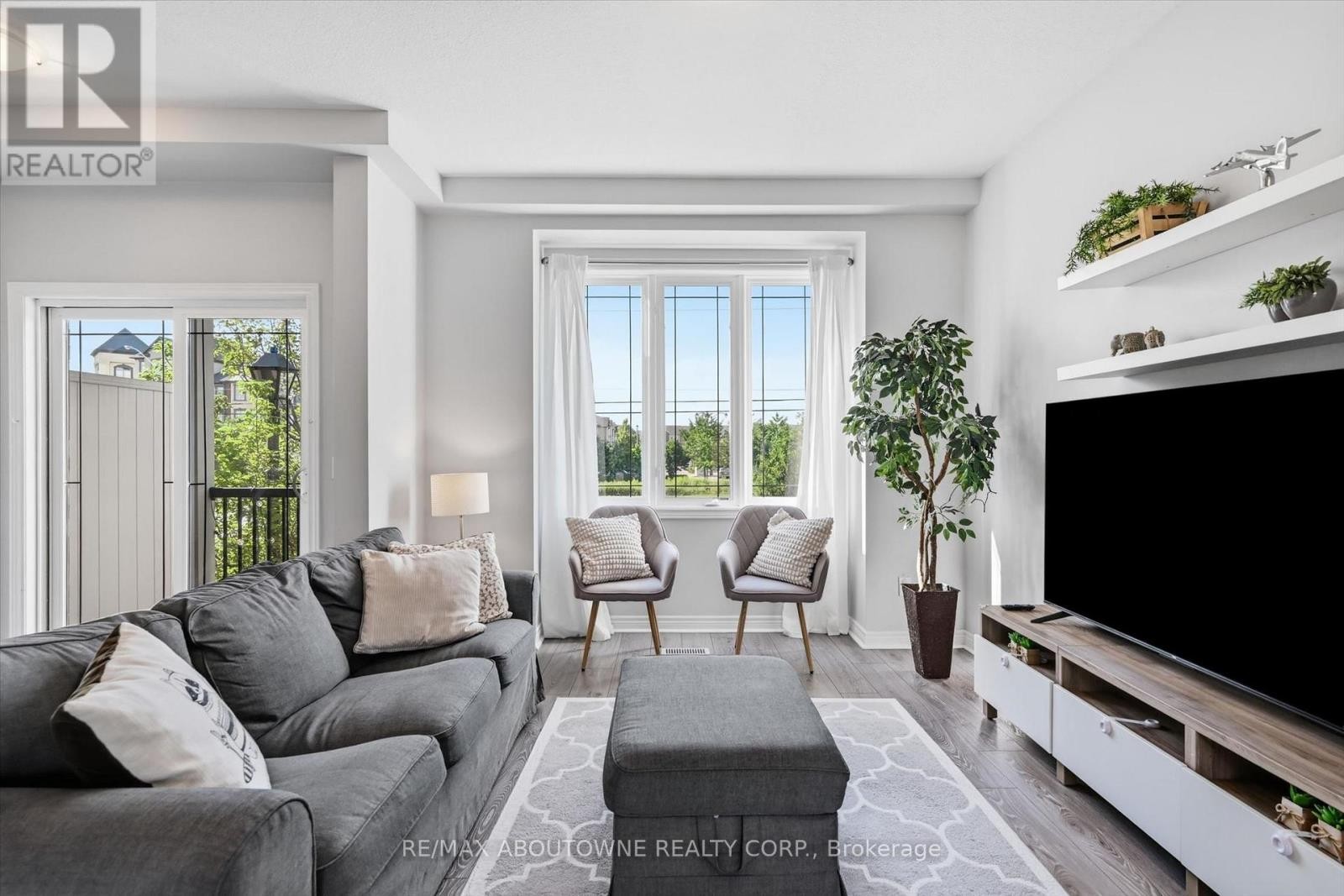 












10 - 2985 JACKSON DRIVE

,
Burlington (Rose),




Ontario
L7M0W2

