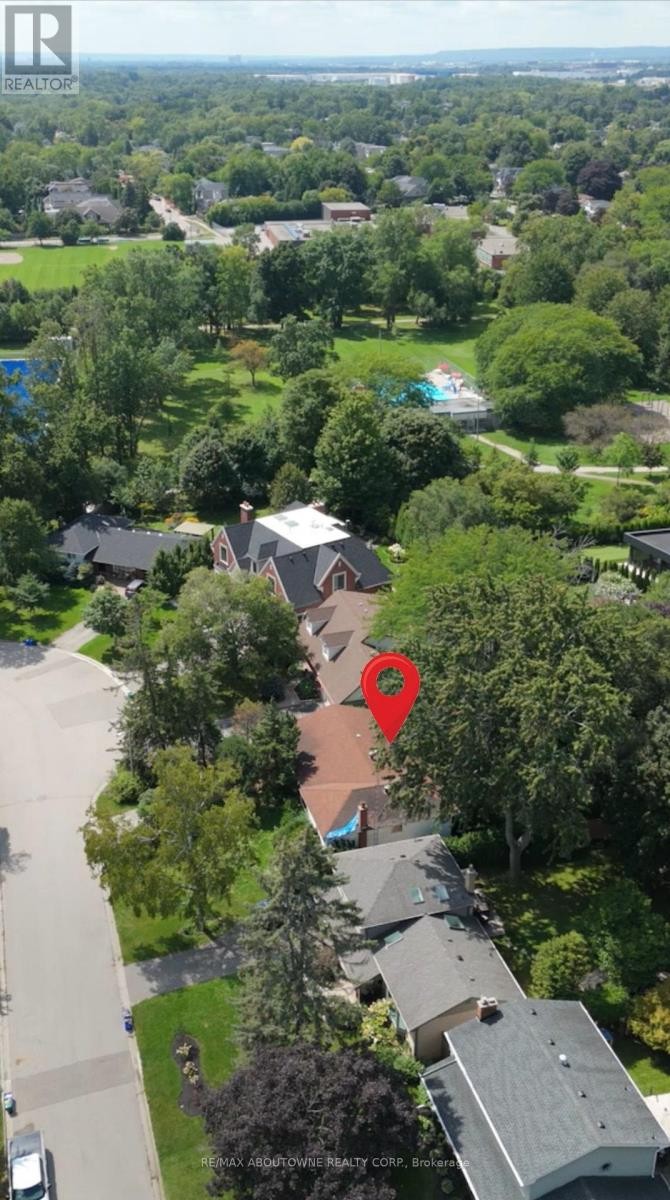 












144 ULSTER DRIVE

,
Oakville (BR Bronte),




Ontario
L6L3P2

